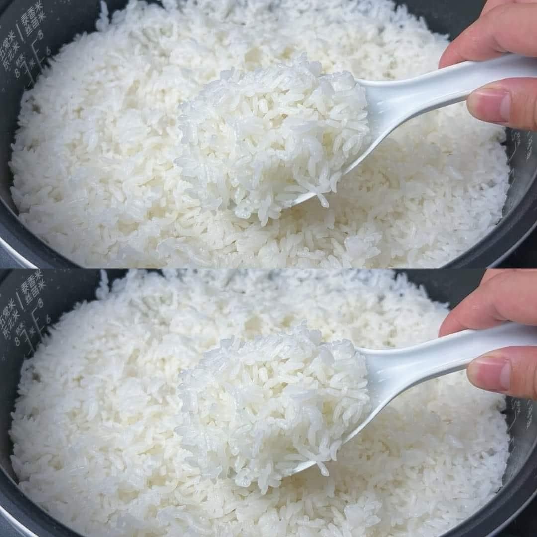 Verso acqua bollente sul riso! L’ho imparato in un ristorante. È il riso più delizioso che abbia mai mangiato.