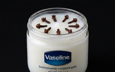 7 manieren om vaseline te gebruiken voor een gladde, rimpelvrije huid